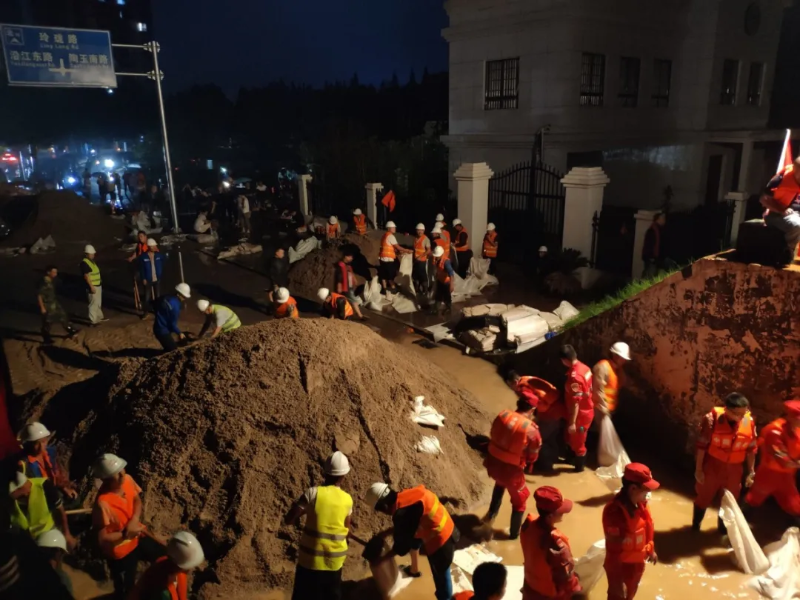 Workers of the CR3-contracted Nanchang-Jingdezhen-Huangshan Railway project build sand barriers to resist floods.